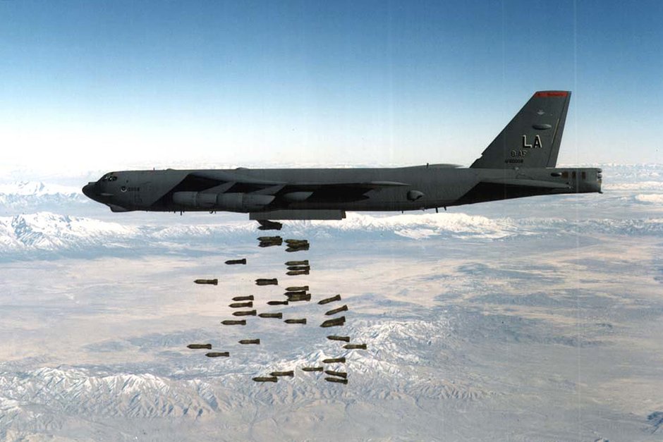 Тяжелый бомбардировщик ВВС США B-52 Stratofortress сбрасывает бомбы над Афганистаном, снимок не датирован