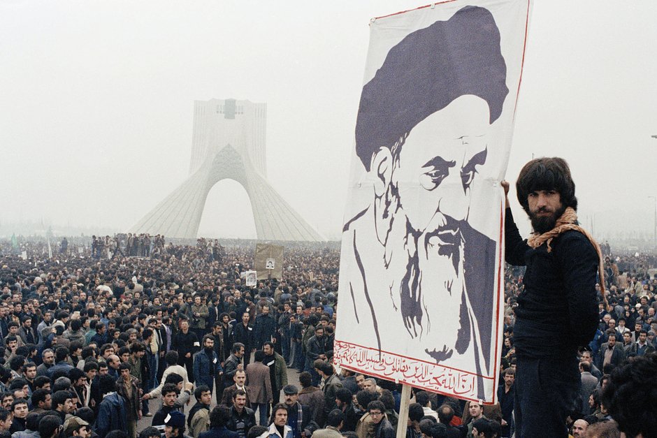 Иранские демонстранты протестуют против шаха Мохаммеда Резы Пехлеви в Тегеране, Иран, 9 октября 1978 года