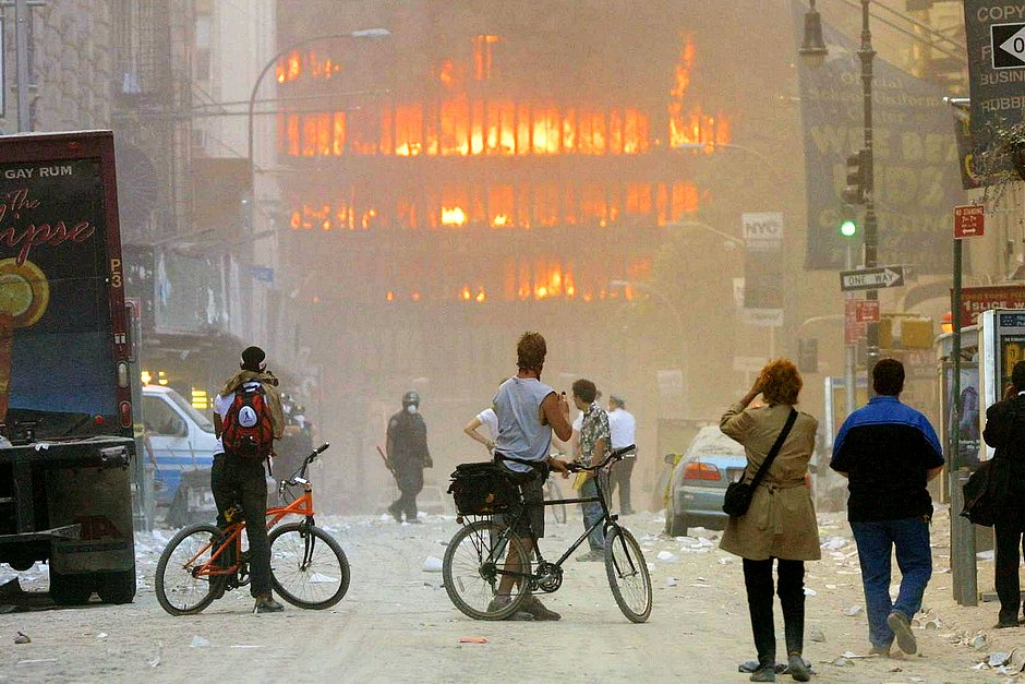 Люди смотрят на последствия обрушения Всемирного торгового центра в Нью-Йорке, 11 сентября 2001 года
