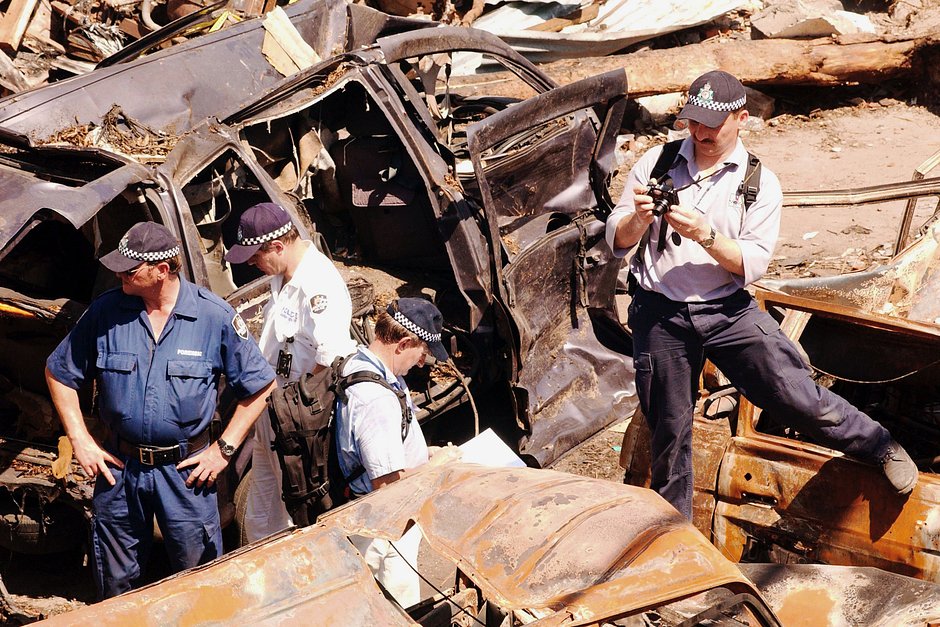 Австралийские следователи осматривают обломки на месте взрыва в ночном клубе на Бали 17 октября 2002 года
