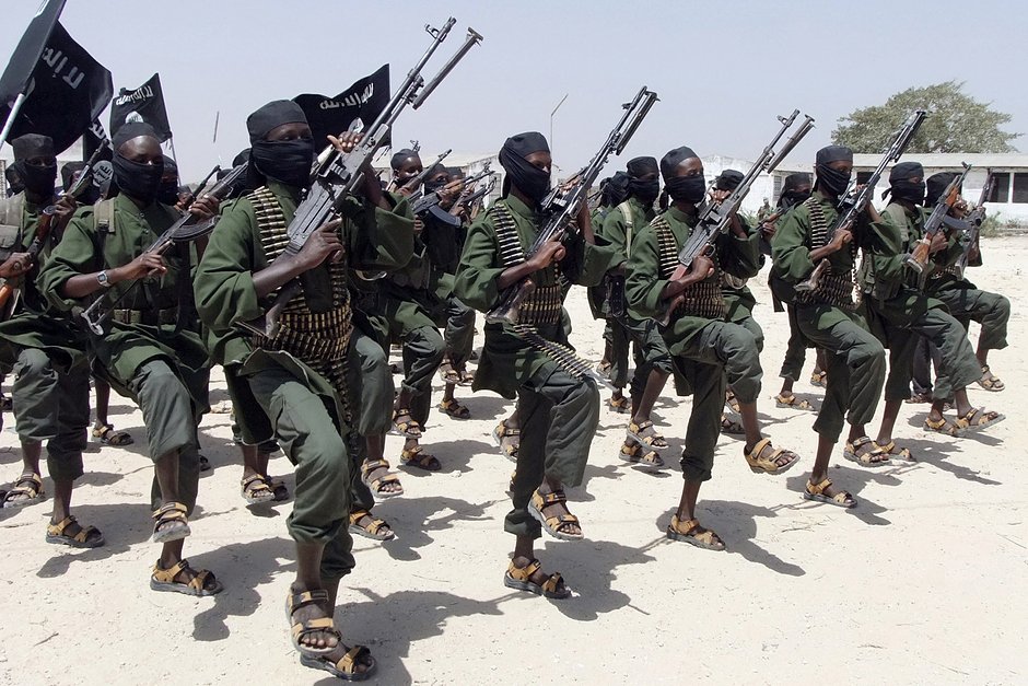 Сотни новобранцев «Аш-Шабаб» проводят военные учения в районе Лафофе, расположенном примерно в 18 километрах от Могадишо, Сомали, 17 февраля 2011 года