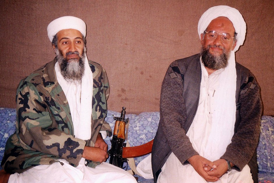 Главарь «Аль-Каиды» Усама бен Ладен и его советник Айман аль-Завахири во время интервью пакистанскому журналисту в нераскрытой локации в Афганистане, осень 2001 года