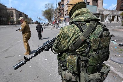 Россияне напали на вернувшегося из зоны СВО бойца и забросали камнями его дом