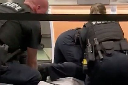 Пассажир попытался задушить полицейского в аэропорту и попал на видео