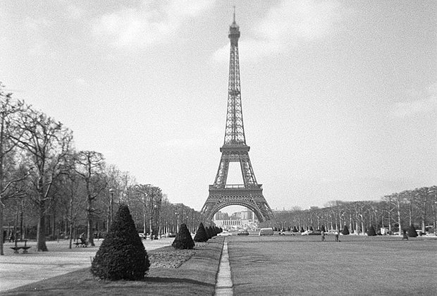 Вид на Эйфелеву башню в Париже. 1965 год