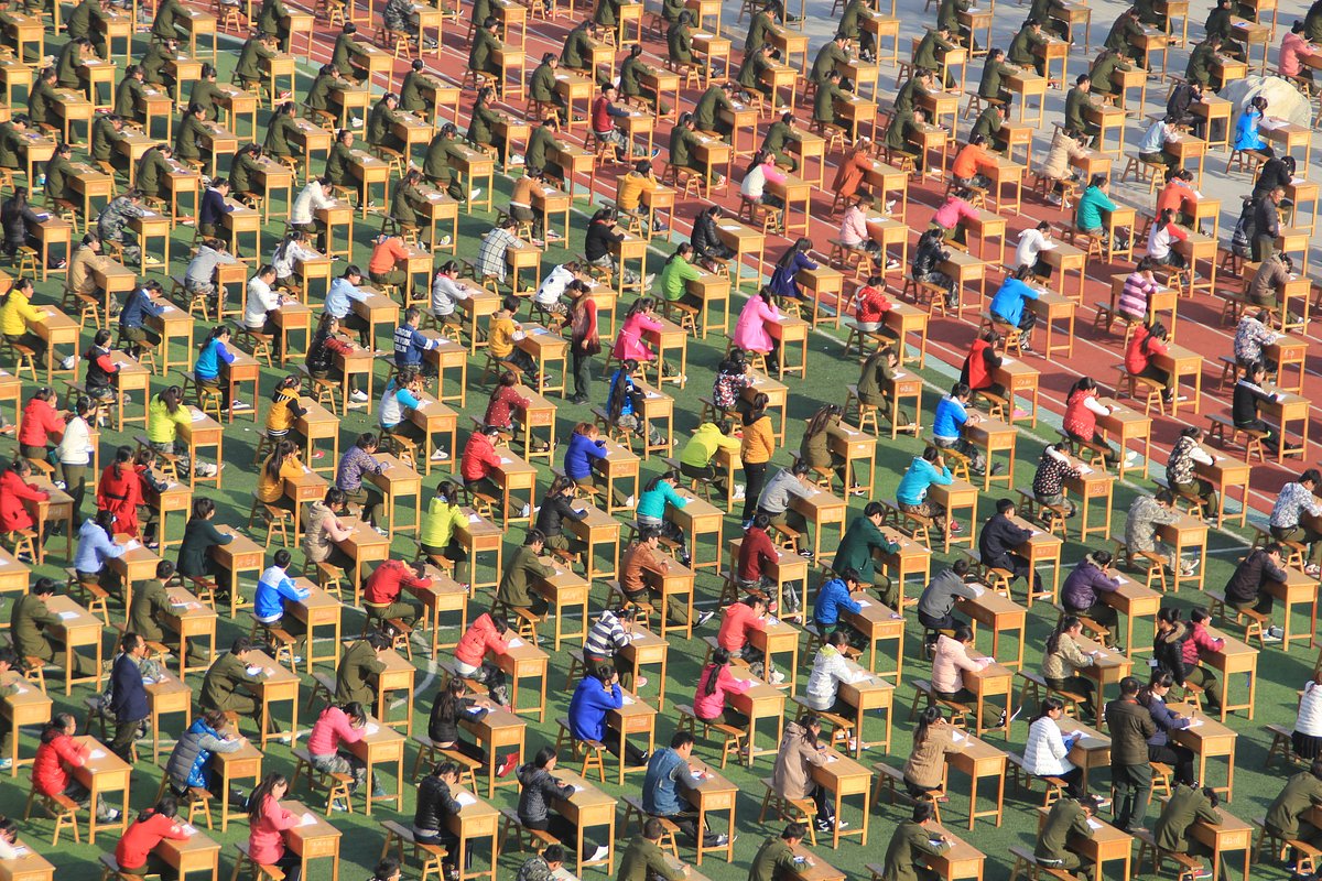 12 тысяч китайских студентов сдают экзамен на спортивной площадке