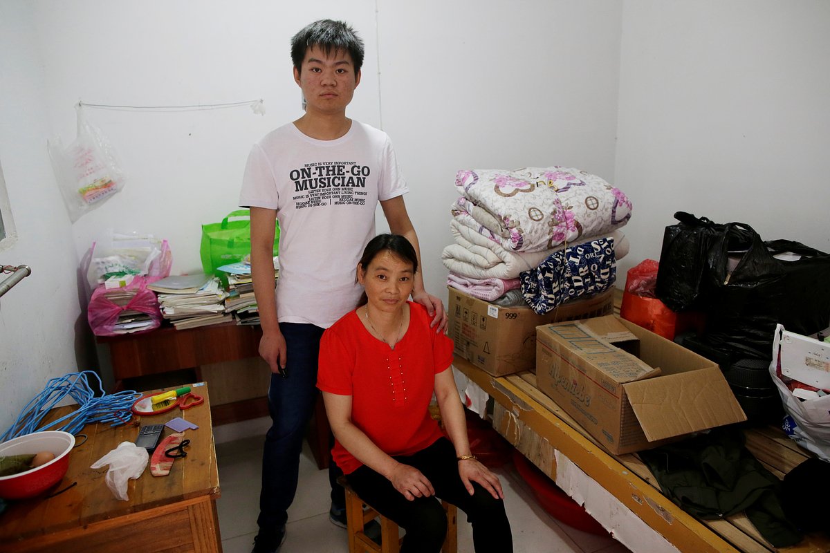 19-летний Танг Ченлин вместе с матерью перед повторной сдачей гаокао