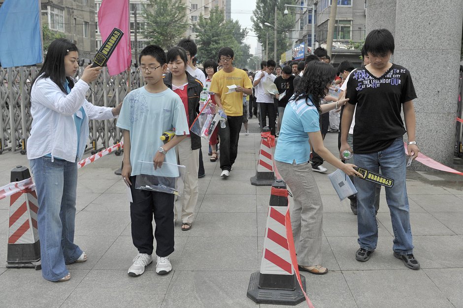 У китайских старшеклассников ищут шпионскую технику перед гаокао