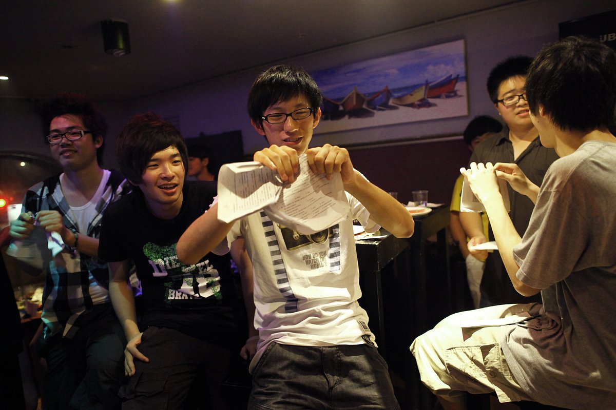 Китайские абитуриенты рвут учебники на вечеринке после сдачи гаокао