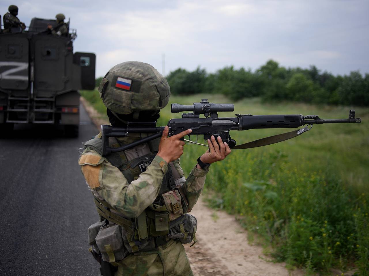 В «Ростехе» рассказали об отличиях винтовки СВЧ от СВД: Оружие: Наука и  техника: Lenta.ru