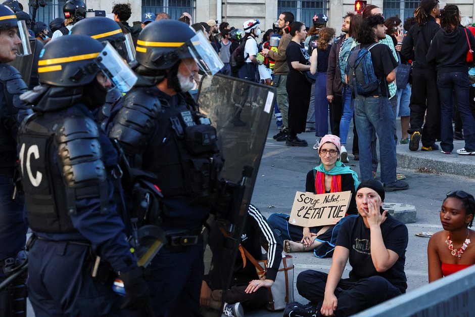 Французы на акциях в поддержку Наэля на площади Согласия в Париже, Франция, 30 июня 2023 года