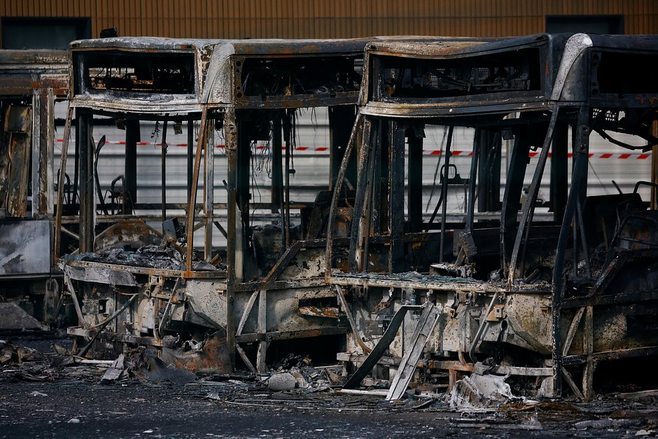 Автобусы в автобусном парке RATP, сгоревшие во время столкновений между протестующими и полицией, Обервилье, Франция, 30 июня 2023 года