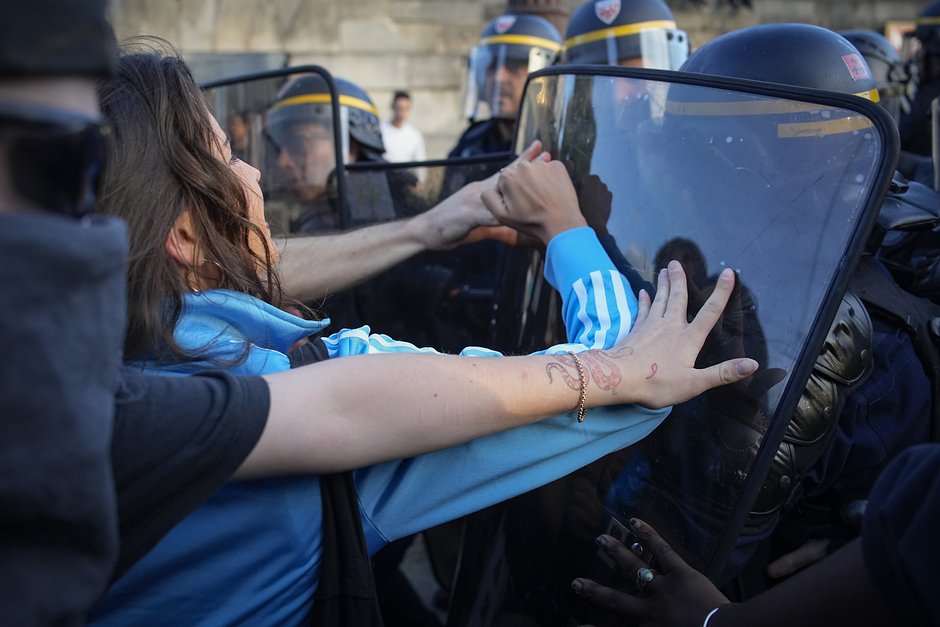 Полицейские сталкиваются с протестующими на площади Согласия во время акции протеста в Париже, Франция, 30 июня 2023 года