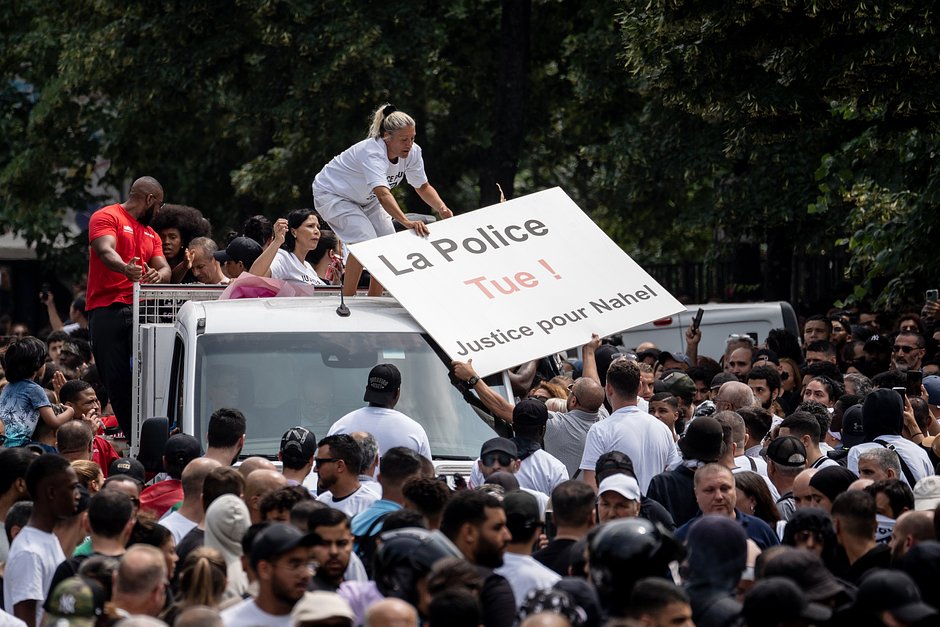 Мать убитого полицейским подростка Наэля (в кузове на заднем плане) на марше памяти своего сына, Нантер, Франция, 29 июня 2023 года