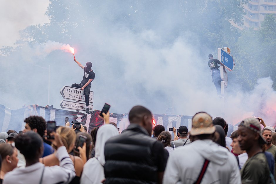 Протестующие на демонстрации в Нантере, Франция, 29 июня 2023 года