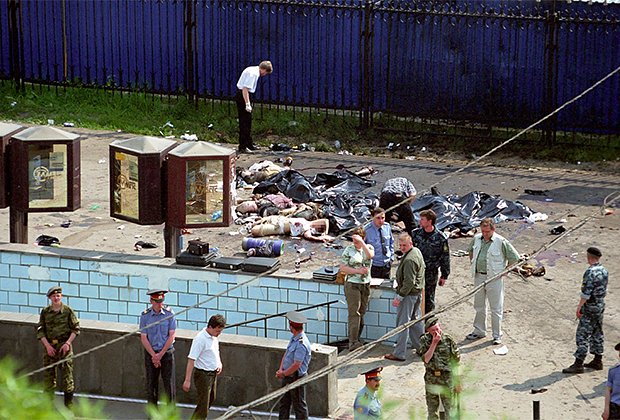 Тела жертв теракта на рок-фестивале «Крылья». 5 июля 2003 года