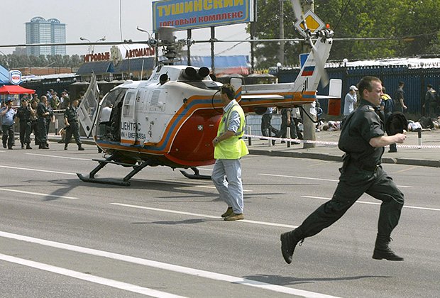 Вертолет МЧС неподалеку от места проведения рок-фестиваля «Крылья». 5 июля 2003 года