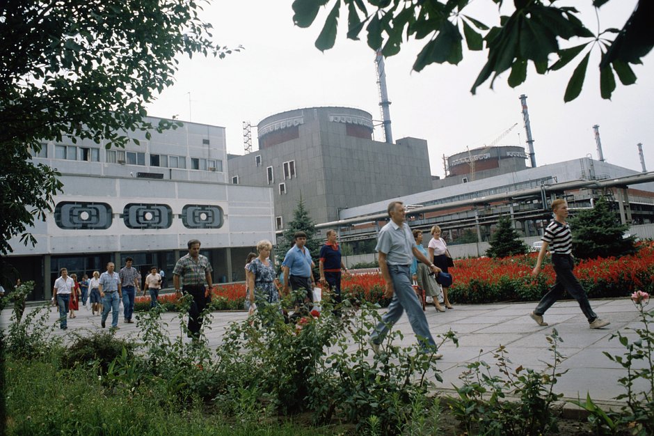 Сотрудники Запорожской атомной электростанции у административно-бытового корпуса