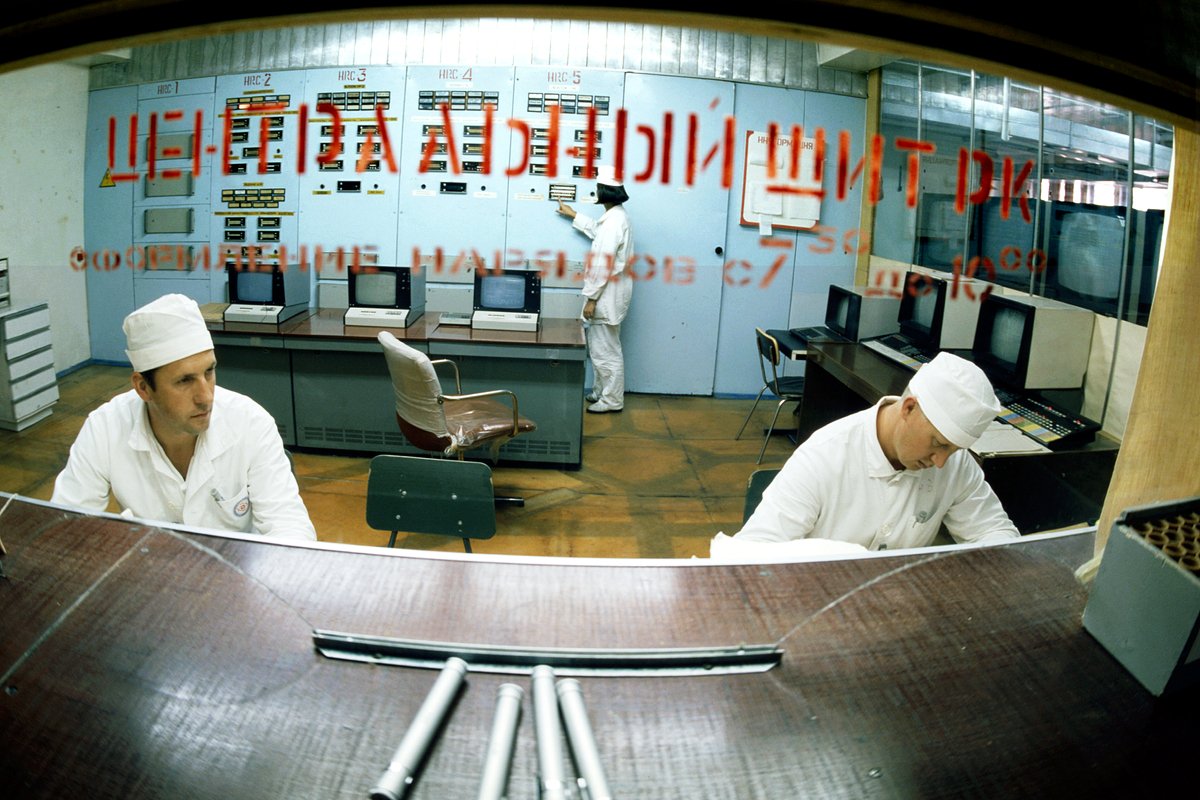 Сотрудники атомной электростанции на центральном щите радиационного контроля во время замеров необходимых параметров на всех действующих энергоблоках Запорожской атомной электростанции 
