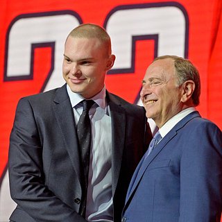 Иван Мирошниченко (слева) и комиссар НХЛ Гэри Беттмэн (справа)