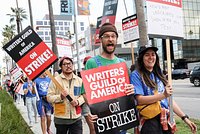 Забастовка американских сценаристов рушит экономику Голливуда. Во сколько протест обойдется самому звездному штату США?