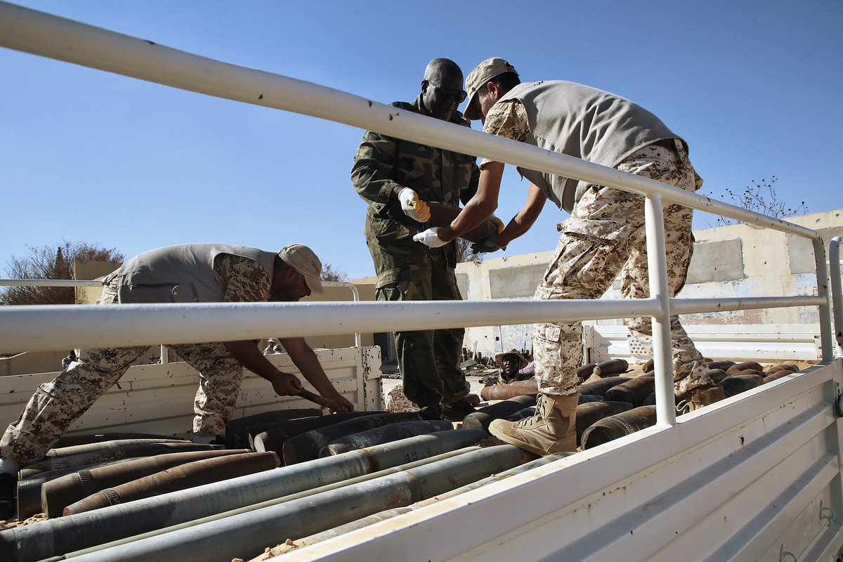 Ливийские ополченцы и специалсты из ЧВК «Вагнер» на погрузке боеприпасов, район Аль-Хира, в 75 километрах к югу от Триполи, Ливия, 22 июля 2020 года