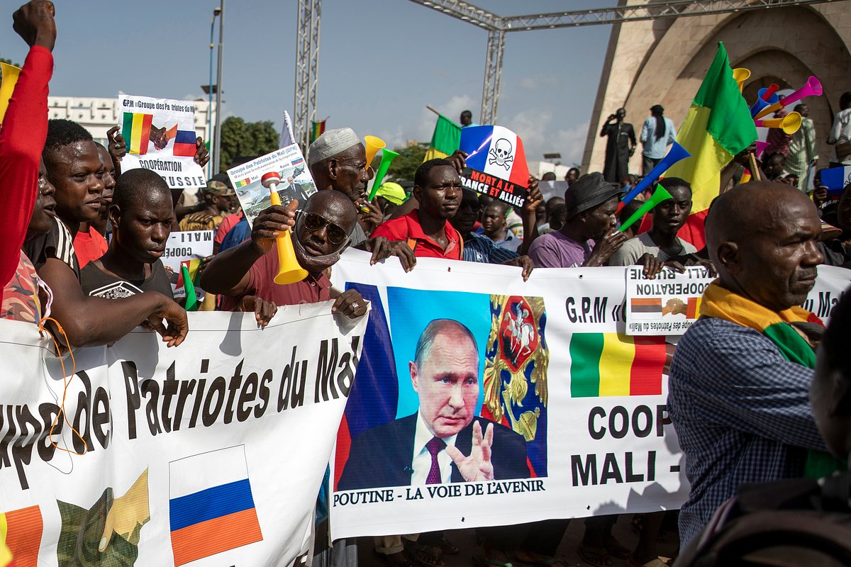 Жители Мали на демонстрации против Франции и в поддержку России по случаю 60-летия независимости страны, Бамако, 22 сентября 2020 года