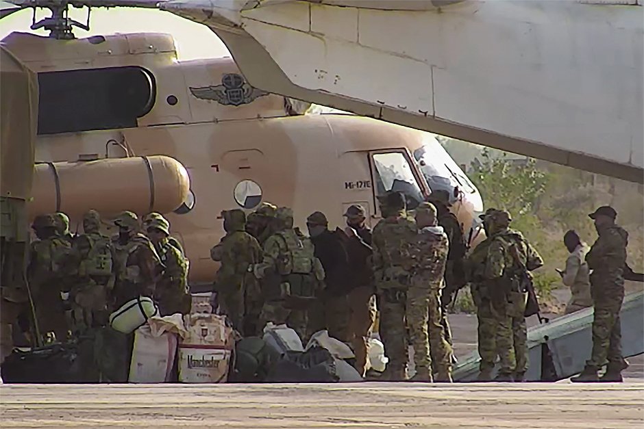 Предположительно сотрудники ЧВК «Вагнер» садятся в вертолет на севере Мали, фотография не датирована 