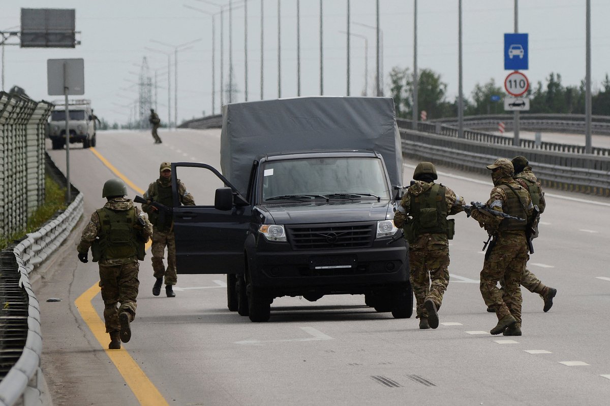 Бойцы ЧВК «Вагнер» обходят автомобиль на трассе М-4 недалеко от Воронежа, 24 июня 2023 года