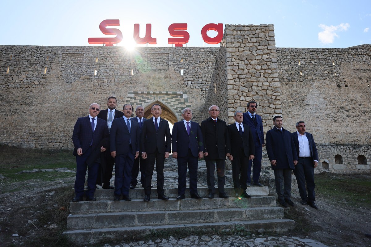 Вице-президент Турции Фуат Октай и премьер-министр Азербайджана Али Асадов посещают город Шуша в Нагорном Карабахе, Азербайджан, 5 ноября 2022 года