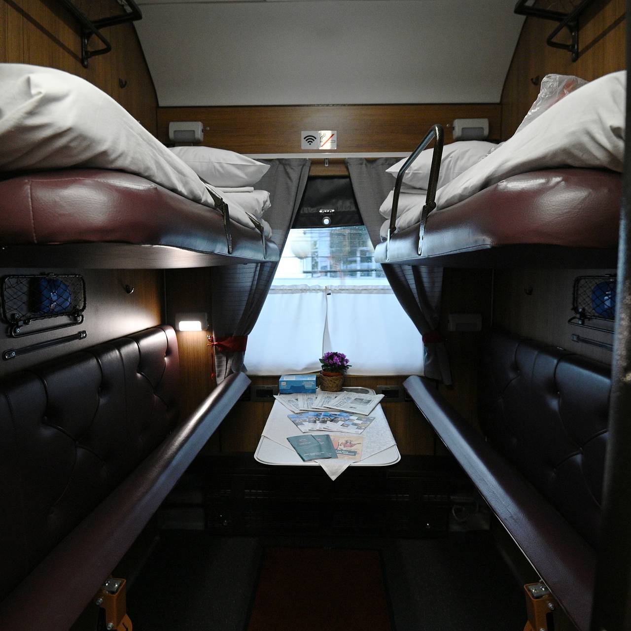 Правила пользования столиком в плацкартном вагоне пассажира с верхней полки