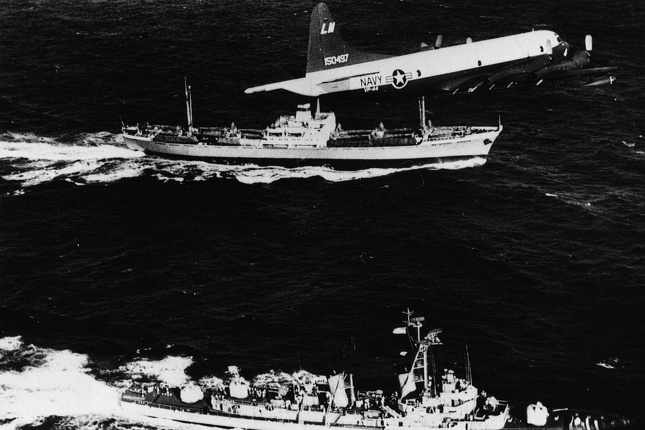 Грузовое судно СССР «Аносов» покидает Кубу после Карибского кризиса. Его сопровождают самолет и боевой корабль ВМС США. 10 ноября 1962 года 