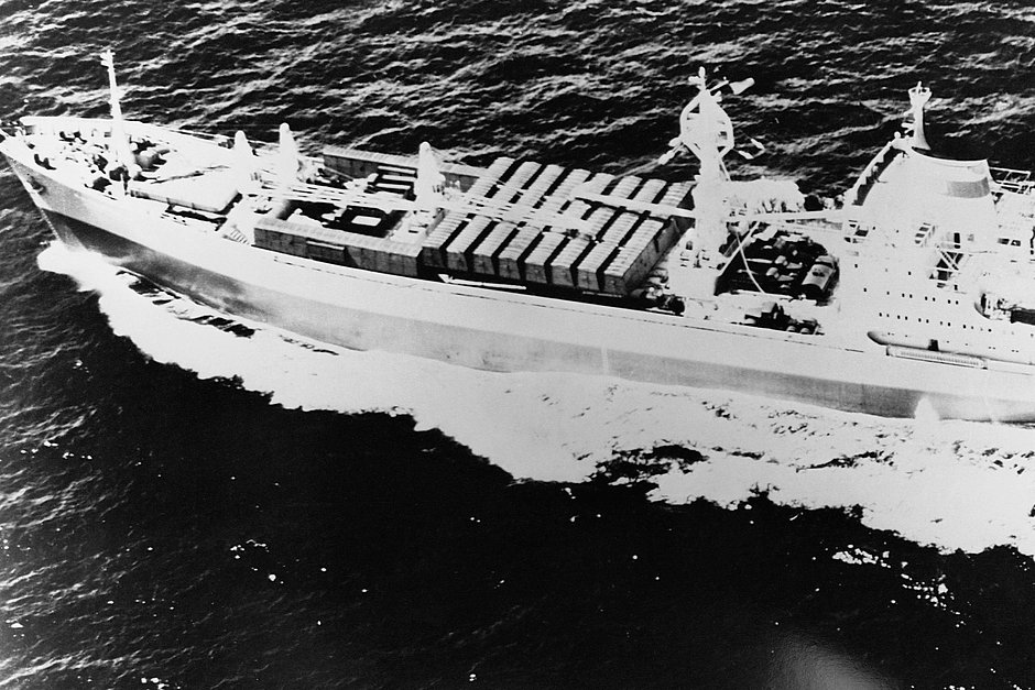 Грузовое судно «Касимов» с фюзеляжем бомбардировщика Ил-28 на борту возле берегов Кубы во время Карибского кризиса, 28 сентября 1962 года 