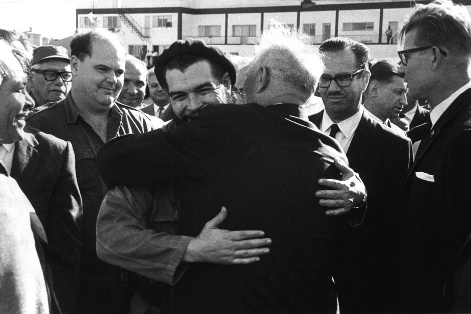 Эрнесто Че Гевара в Гаване встречает советскую делегацию во главе с председателем Президиума Верховного Совета СССР Николаем Подгорным. Поводом для визита стала пятая годовщина Кубинской революции 