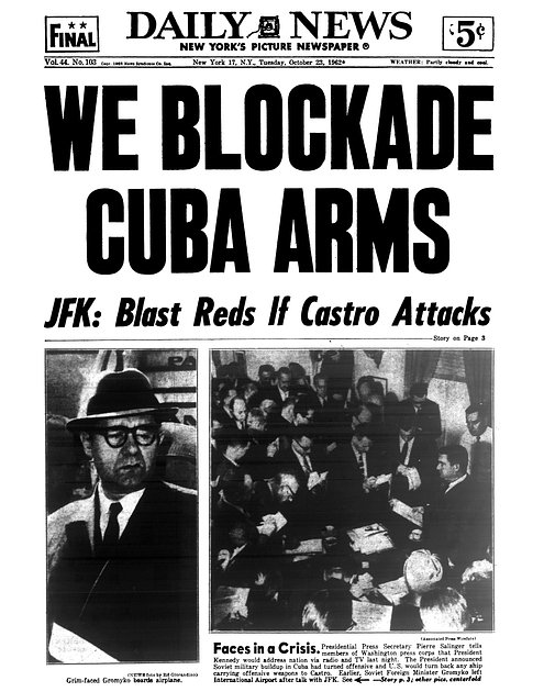 Первая полоса американской газеты Daily News с новостями о начале блокады Кубы, 23 октября 1962 года 