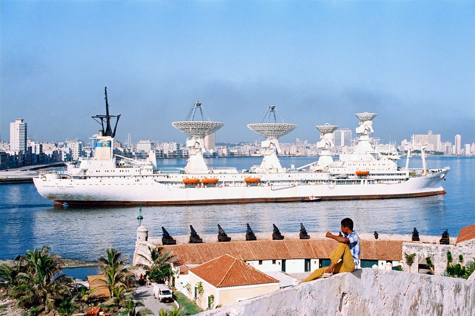 Бывшие военные катера СССР выходят из порта Гаваны, 3 июля 1993 года