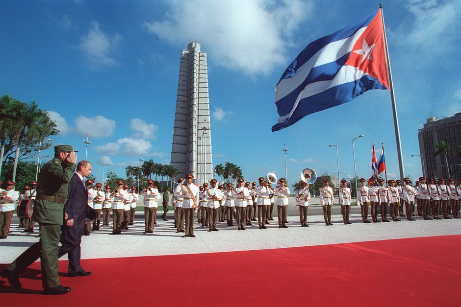 Президент России Владимир Путин и кубинский лидер Фидель Кастро идут мимо почетного караула, 14 декабря 2000 года. Визит Путина был приурочен к годовщине Кубинской революции и стал первым с момента распада СССР 