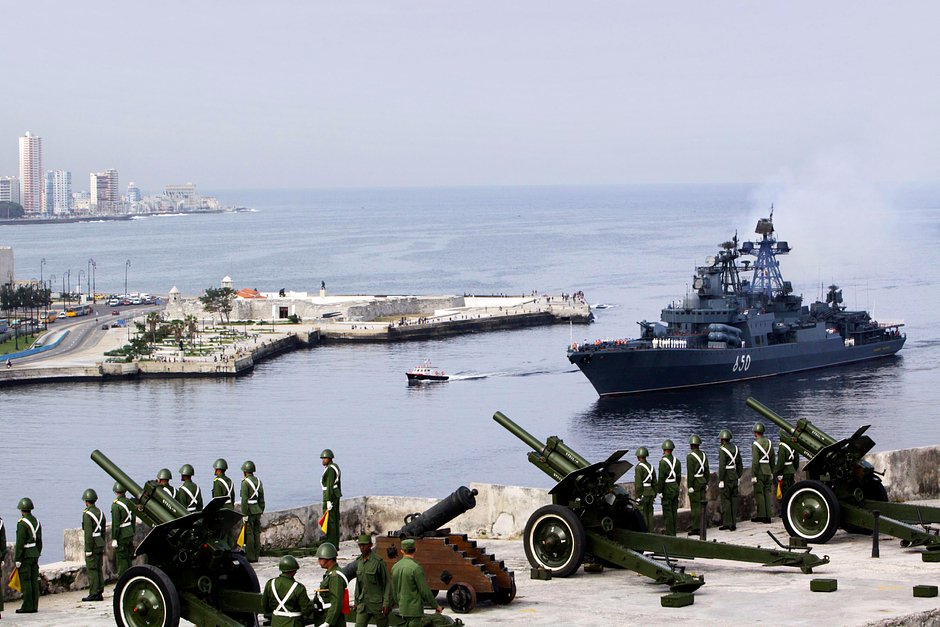 Кубинские военные приветствуют российский противолодочный эсминец «Адмирал Чабаненко» в Гаване, 19 декабря 2008 года. Российский военный корабль впервые с 1991 года посетил Кубу, чтобы далее принять участие в совместных учениях с ВМС Венесуэлы 
