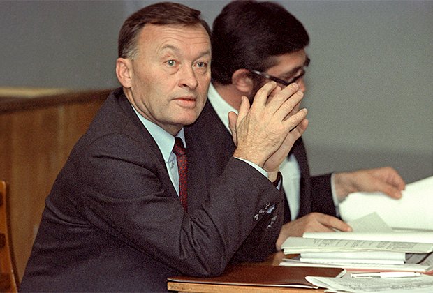 Бывший генерал КГБ Олег Калугин (на переднем плане)