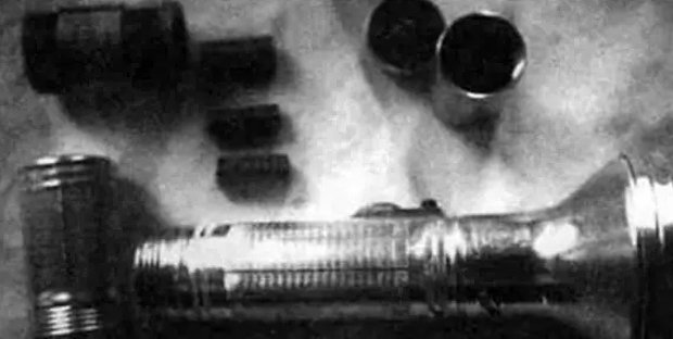 Контейнеры для микропленок, замаскированные под батарейки для китайского фонарика, изъятого у шпиона Александра Огородника
