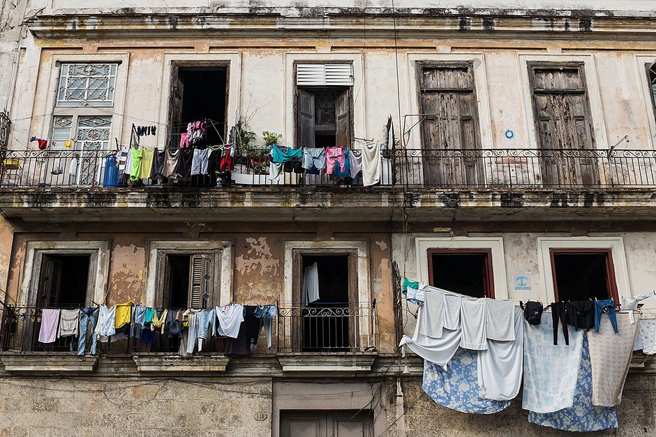 Кубинцы сушат белье на балконах одного из старых жилых домов
