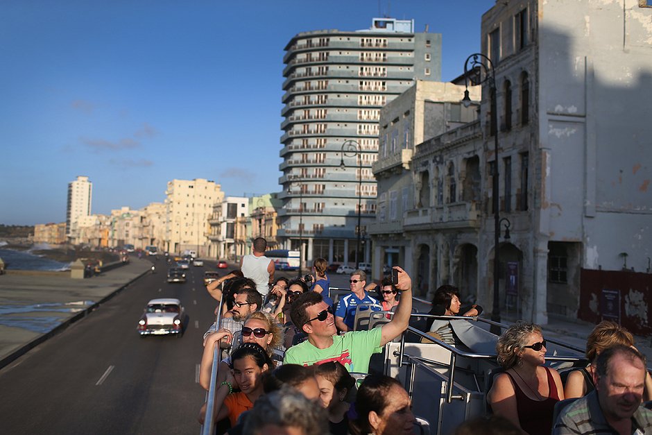 На улицах Гаваны появились и двухэтажные автобусы для туристов