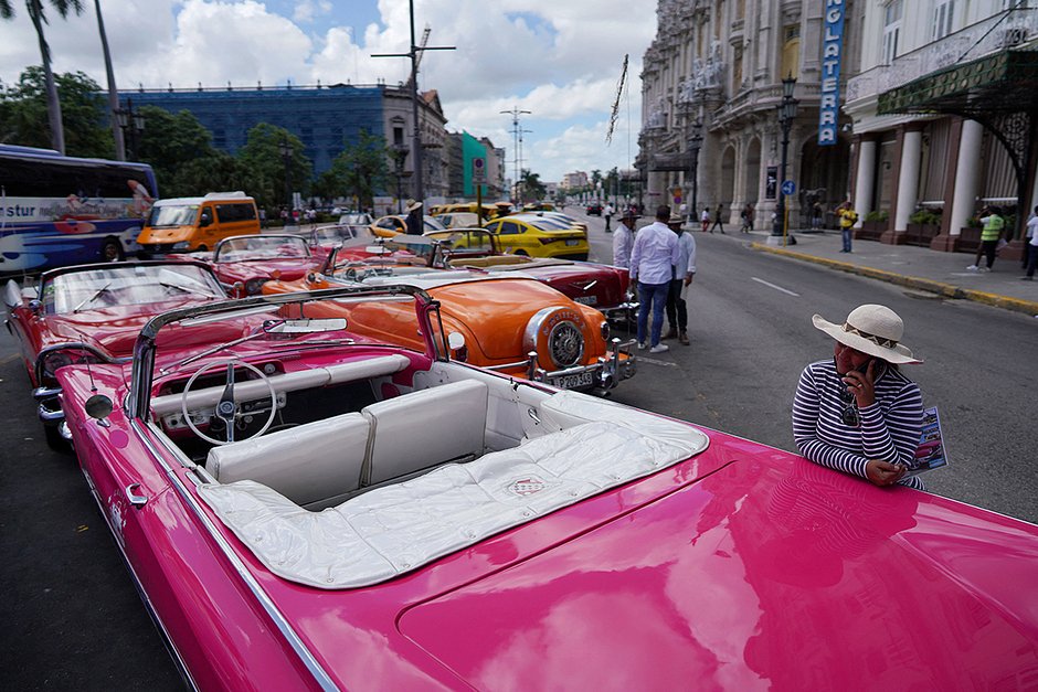 По улицам кубинских городов снуют желтые, голубые, розовые, синие, зеленые «бьюики», «кадиллаки», «шевроле» «доджи», «форды», «плимуты» и «олдсмобили»
