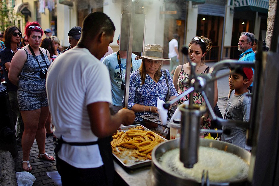 Туристы покупают фастфуд на одной из улиц Гаваны
