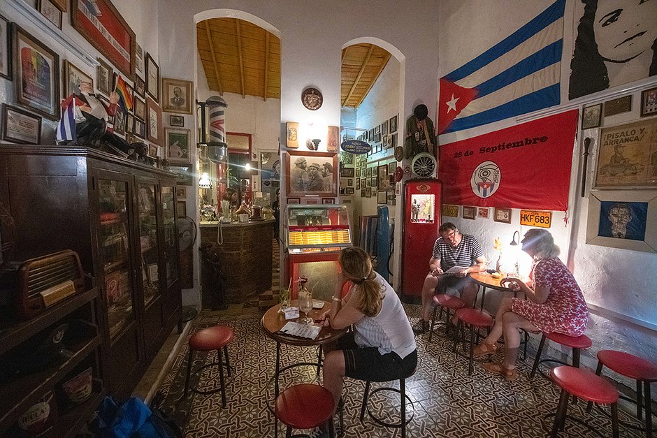 Туристы пьют коктейли в кафе «Музей Революции» 
