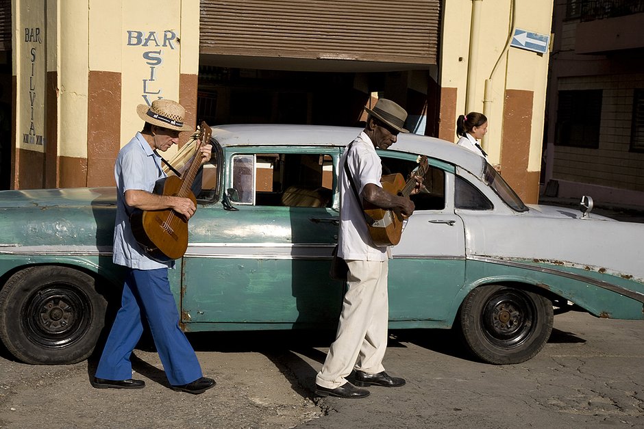 Кубинские музыканты рядом с одним из ретроавтомобилей 