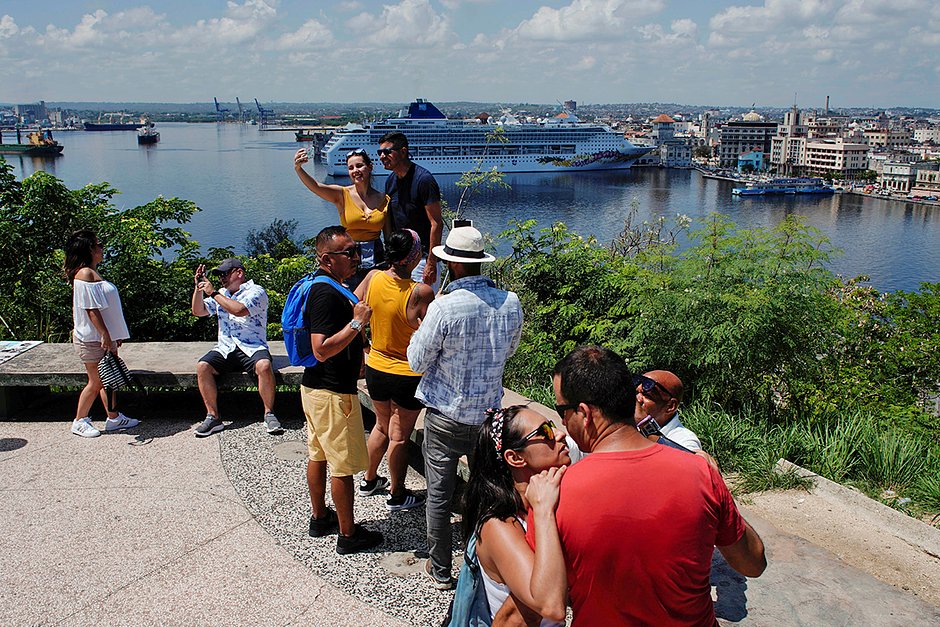 Туристы приехали на смотровую площадку в Гаване