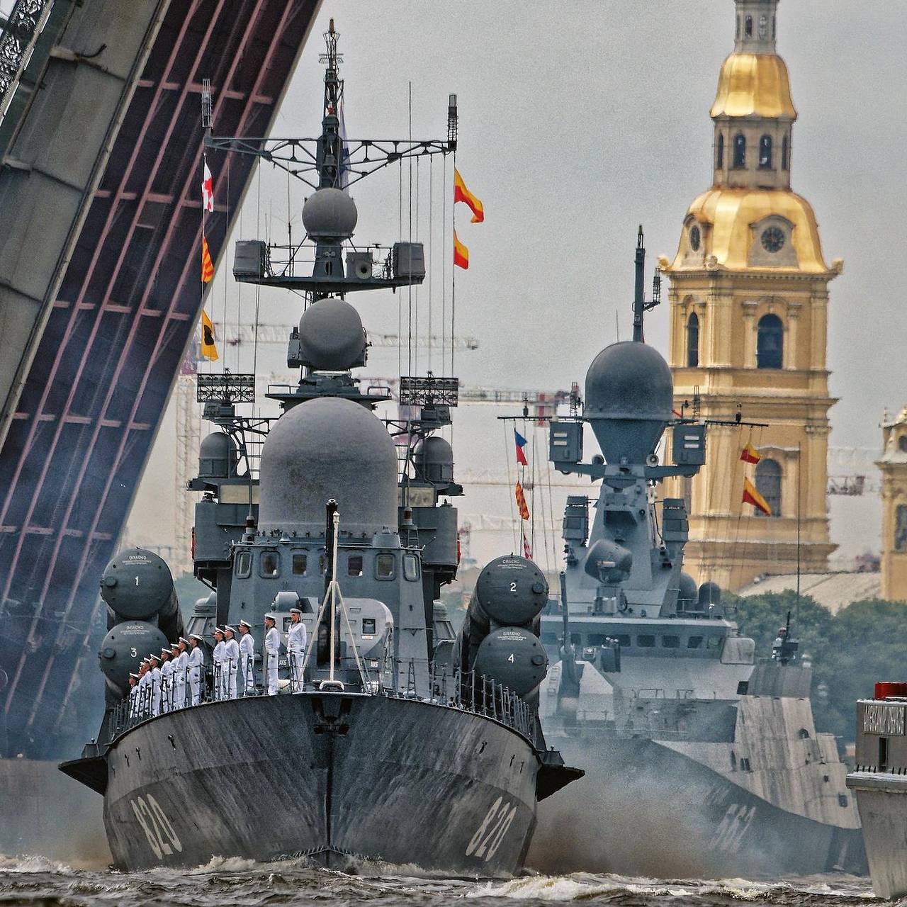 Флаг ВМФ подняли на фрегате, ракетном корабле и тральщике - видео