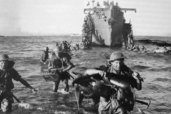 Британские солдаты высаживаются с десантного корабля на побережье Сицилии, 10 июля 1943 года