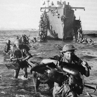Британские солдаты высаживаются с десантного корабля на побережье Сицилии, 10 июля 1943 года